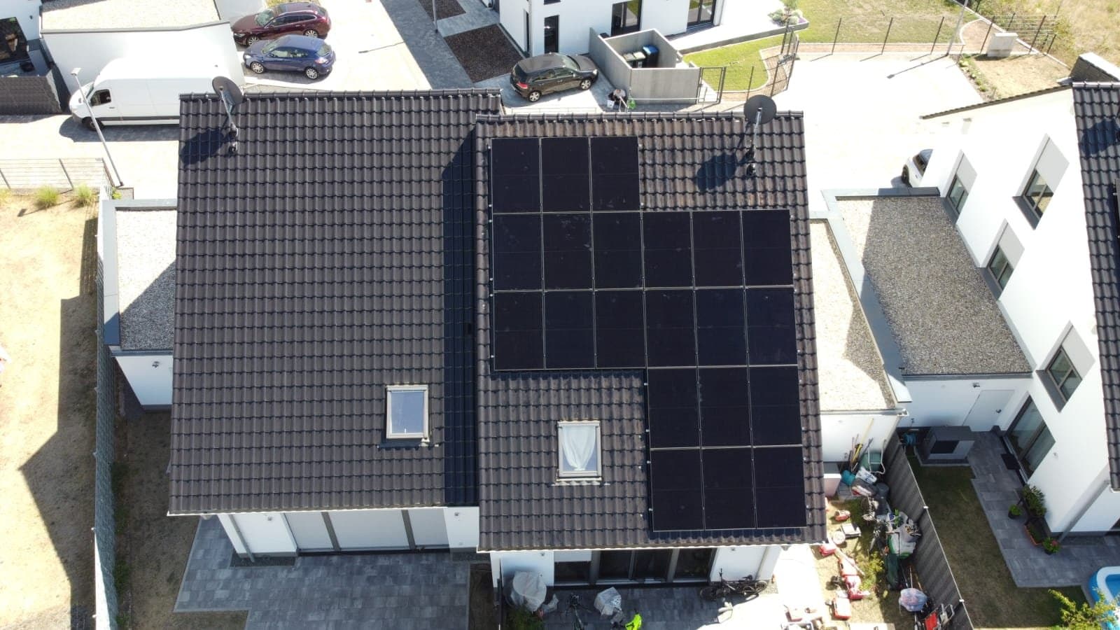 Drohnenaufnahme einer fertig installierten Photovoltaikanlage in Homburg von oben