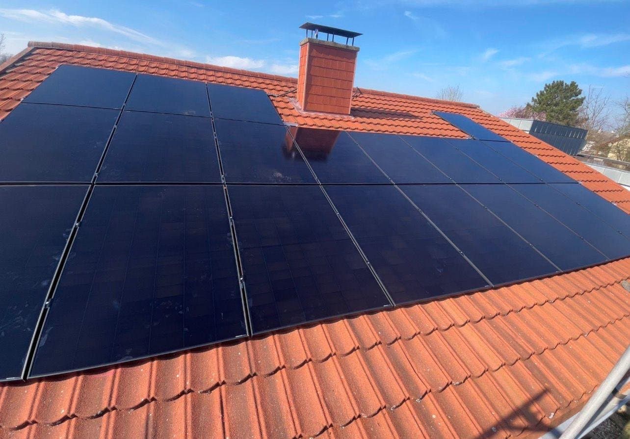 Fertig installierte Photovoltaikanlage mit schwarzen Modulen auf einem Ziegeldach in Homburg