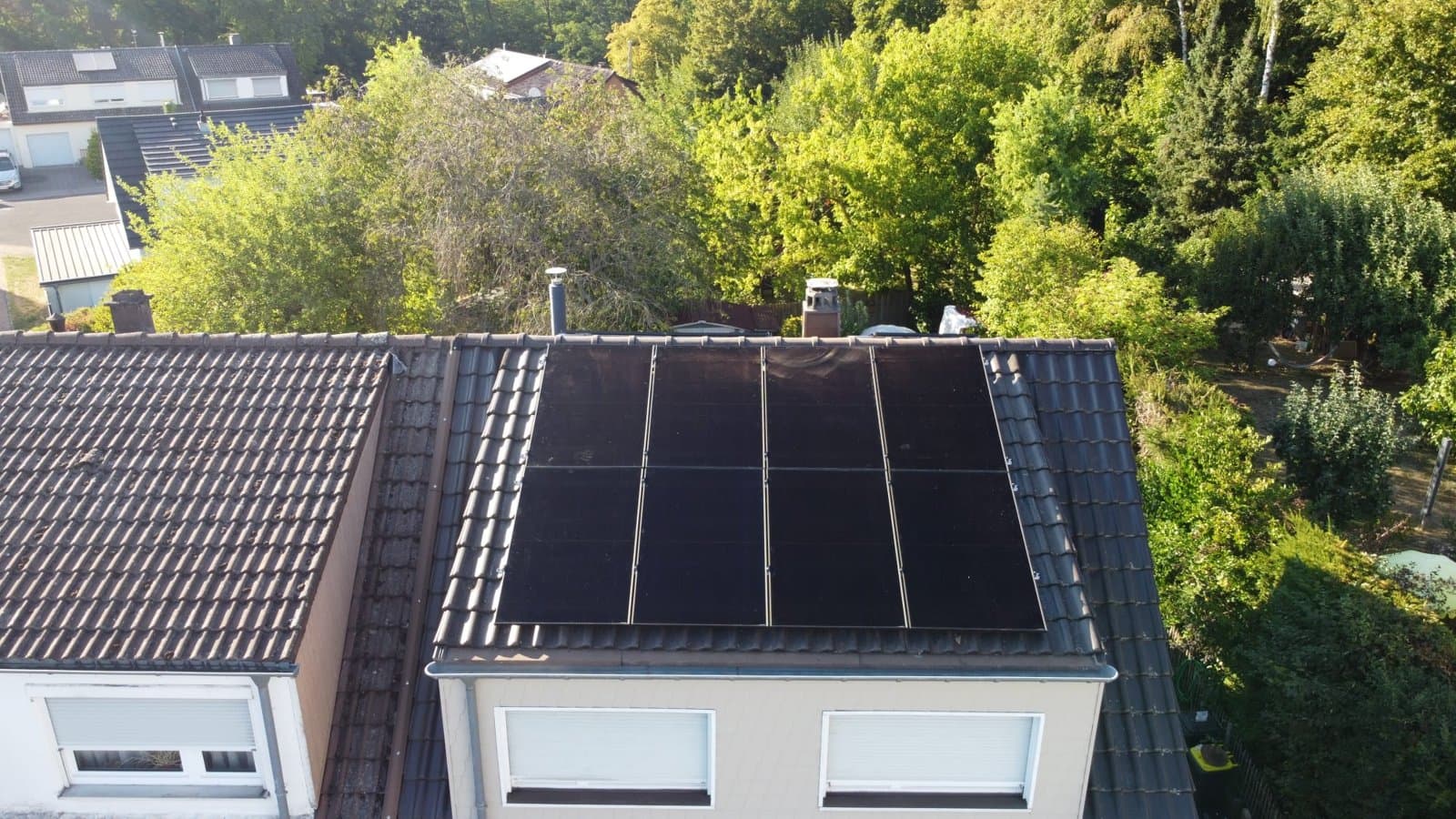 Drohnenaufnahme einer installierten PV-Anlage auf einem Hausdach in Saarbrücken